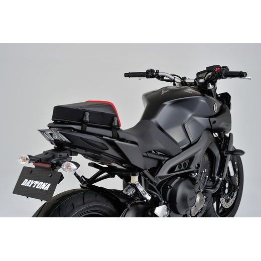 BRAŠNA NA SEDADLO SPOLUJAZDCA OBJEM 4 L, HENLYBEGINS (KARBÓN DEKOR, ČERVENÝ LEM)