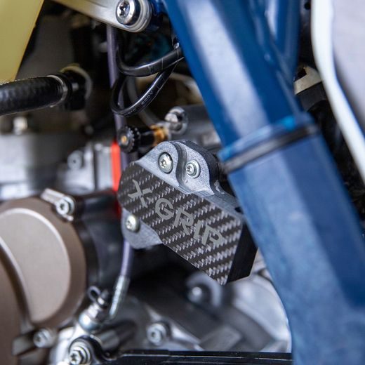 X-GRIP – CHRÁNIČ SNÍMAČA ŠKRTIACEJ KLAPKY, KARBÓN/ČIERNY – GASGAS EC 250 (2021–2023) A ĎALŠIE
