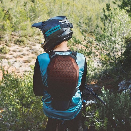 CHRÁNIČ TĚLA ALPHA PLASTRON, RACER (ČERNÁ)