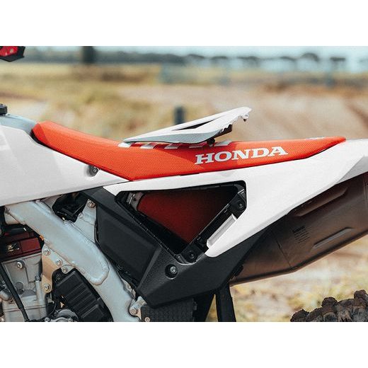 BOČNÝ ČÍSLOVÉ TABULKY (VČ. KRYTU VZDUCH. FILTRU) REVOLUTION HONDA, RTECH (BIELA-ČIERNA)