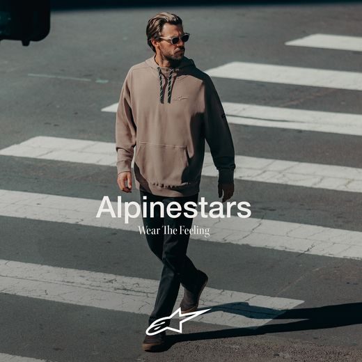 ALPINESTARS CAMINO TEXTURED OVERSIZED HOODIE – VOĽNOČASOVÁ MOTO MIKINA (SVETLO HNEDÁ)