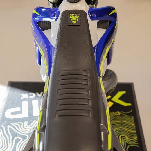 POŤAH SEDLA X-GRIP BABOONS BUTT – ČIERNA – SHERCO SE FACTORY 125 (2025 - 2026) A ĎALŠIE MODELY