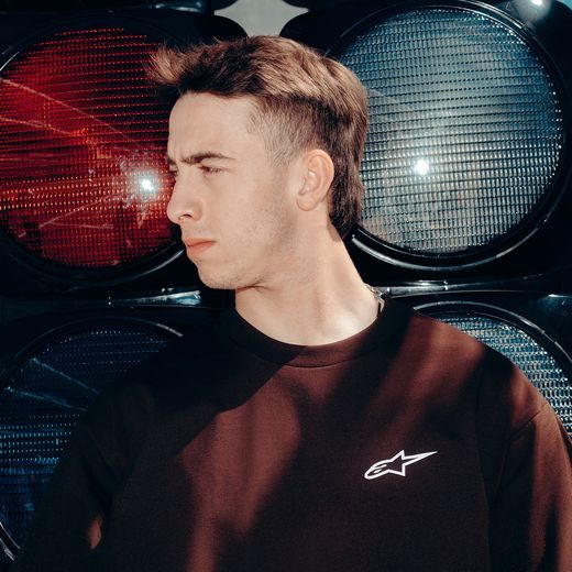 ALPINESTARS GUISE OVERSIZED CREW – VOĽNOČASOVÁ MOTO MIKINA (HNEDÁ)