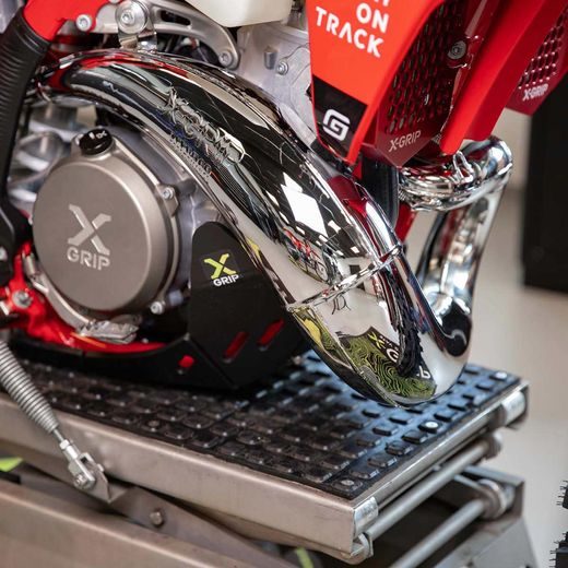 VÝFUKOVÝ ZVOD X-GRIP FACTORY SHINY – STRIEBORNÁ – GASGAS EC 250 (2024 - 2025) A ĎALŠIE MODELY