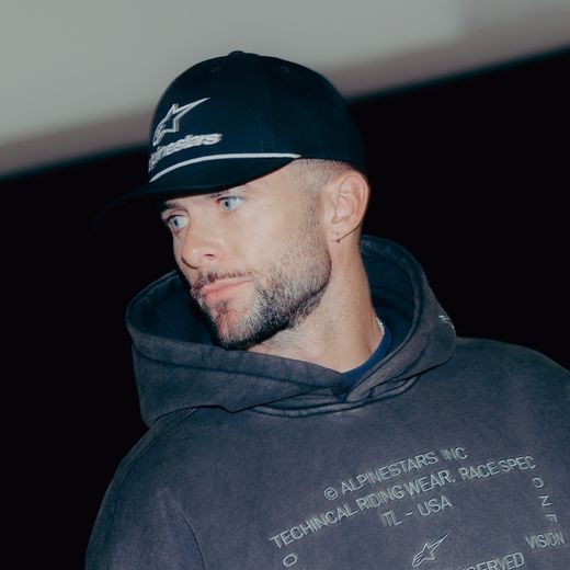 ALPINESTARS COMBO LOGO SNAPBACK – VOĽNOČASOVÁ ŠILTOVKA (ČIERNA)