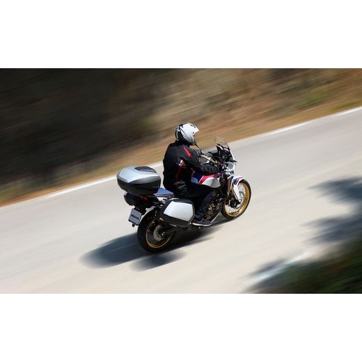 VRCHNÝ KUFOR NA MOTORKU SHAD SH59X D0B59200 ČIERNY S HLINÍKOVÝM KRYTOM (ROZŠÍRITEĽNÝ KONCEPT) SO ZÁMKOM PRÉMIUM SMART