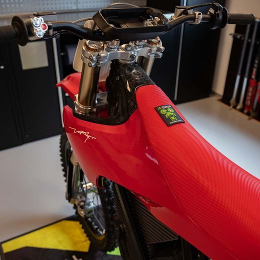 POŤAH SEDLA X-GRIP BABOONS BUTT – ČERVENÁ – STARK VARG (2023 - 2025) A ĎALŠIE MODELY