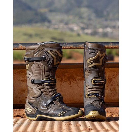 TOPÁNKY TECH 10 LIMITOVANÁ EDICE SQUAD, ALPINESTARS (TMAVĚ HNĚDÁ/ZLATÁ/ČERNÁ) 2023