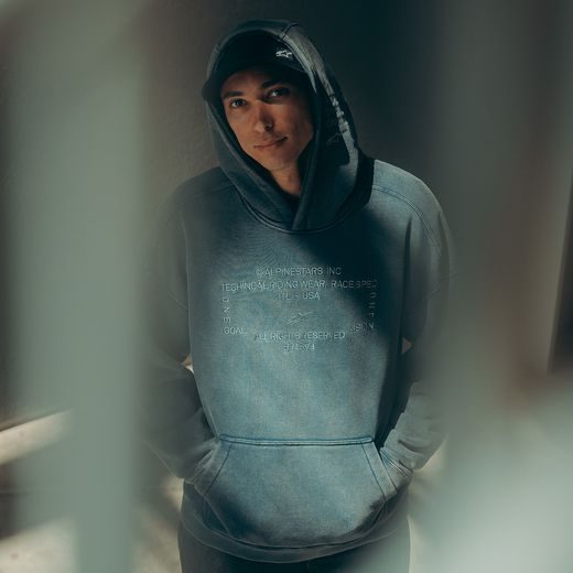 ALPINESTARS INFINITE WASHED OVERSIZED HOODIE – VOĽNOČASOVÁ MOTO MIKINA (SEPRANÁ MODRÁ)