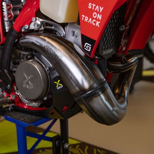 VÝFUKOVÝ ZVOD X-GRIP FACTORY – STRIEBORNÁ – GASGAS EC 250 (2024 - 2025) A ĎALŠIE MODELY