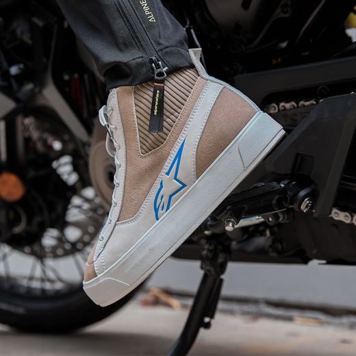 ALPINESTARS STELLA STATED PODIUM – DÁMSKE MOTOCYKLOVÉ TOPÁNKY NA CESTNÚ JAZDU (BIELA/SVETLO SIVÁ) 2025