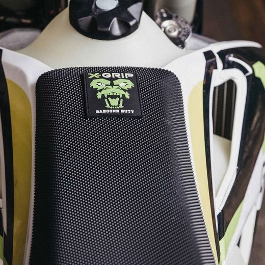 POŤAH SEDLA X-GRIP BABOONS BUTT – ČIERNA – HUSQVARNA FC 250 (2019 - 2022) A ĎALŠIE MODELY