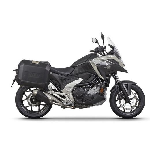 KOMPLETNÁ SADA BOČNÝCH ČIERNYCH HLINÍKOVÝCH KUFROV SHAD TERRA BLACK, 47/47 LITROV BOČNÉ KUFRE, VRÁTANE MONTÁŽNEJ SADY SHAD HONDA NC 750 X 2021-