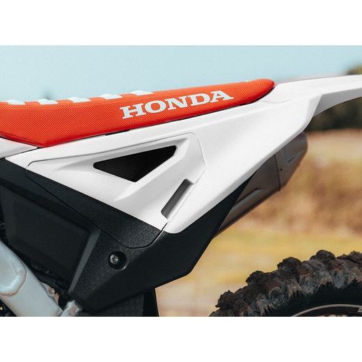 BOČNÝ ČÍSLOVÉ TABULKY (VČ. KRYTU VZDUCH. FILTRU) REVOLUTION HONDA, RTECH (BIELA-ČIERNA)