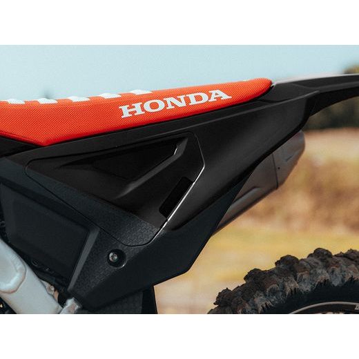 BOČNÝ ČÍSLOVÉ TABULKY (VČ. KRYTU VZDUCH. FILTRU) REVOLUTION HONDA, RTECH (ČIERNA)