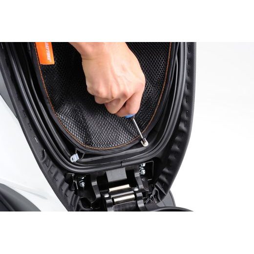 ÚLOŽNÝ PRIESTOR POD SEDLO SKÚTRU (VEĽ. L, 27 X 40 CM), DAYTONA