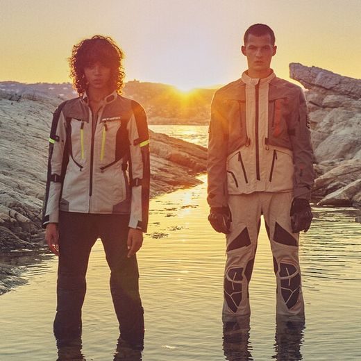 KALHOTY AMT-10R DRYSTAR XF, ALPINESTARS (PÍSKOVÁ/ČERNÁ/ORANŽOVÁ) 2023