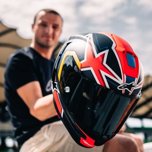 PŘILBA SUPERTECH R10 LIMITOVANÁ EDICE JACK MILLER, ALPINESTARS (MATNÝ KARBON/ČERVENÁ/MODRÁ/ŽLUTÁ/BÍLÁ) 2025