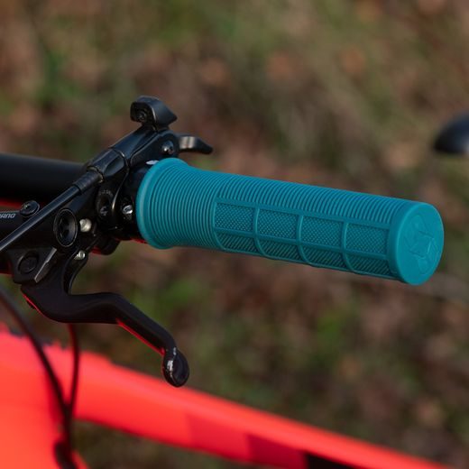 GRIPY DRIVER MTB LOCK-ON SA ŠROUBOVACÍMI OBJÍMKAMI, OXFORD (TYRKYSOVÁ, DĹŽKA 130 MM, 1 PÁR)