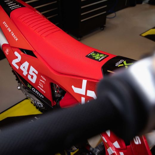 POŤAH SEDLA X-GRIP BABOONS BUTT – ČERVENÁ – GASGAS EC 125 (2025) A ĎALŠIE MODELY