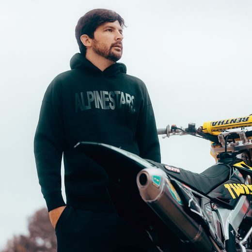 ALPINESTARS SHAW OVERSIZED HOODIE – VOĽNOČASOVÁ MOTO MIKINA (ČIERNA/ČIERNA)