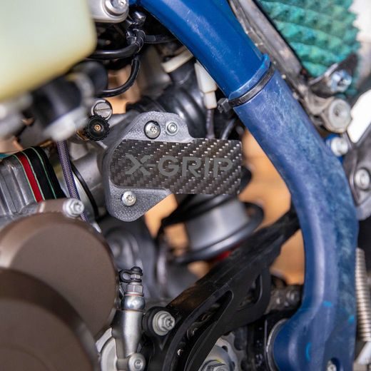 X-GRIP – CHRÁNIČ SNÍMAČA ŠKRTIACEJ KLAPKY, KARBÓN/ČIERNY – GASGAS EC 250 (2021–2023) A ĎALŠIE