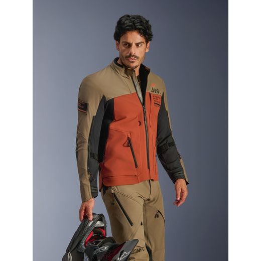 ALPINESTARS AMT-8 STRETCH DRYSTAR XF – MOTOCYKLOVÁ BUNDA NA CESTNÚ JAZDU (HNEDÁ/ORANŽOVÁ/ČIERNA) 2026