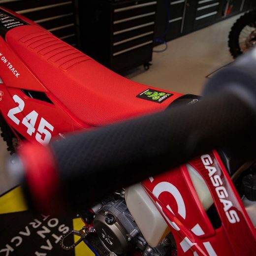 POŤAH SEDLA X-GRIP BABOONS BUTT – ČERVENÁ – GASGAS EC 125 (2025) A ĎALŠIE MODELY