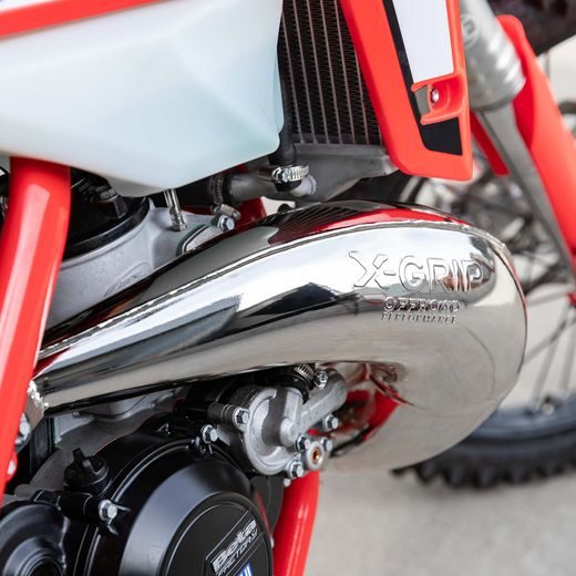 VÝFUKOVÝ ZVOD X-GRIP FACTORY SHINY – STRIEBORNÁ – BETA RR 250 (2013 - 2024) A ĎALŠIE MODELY