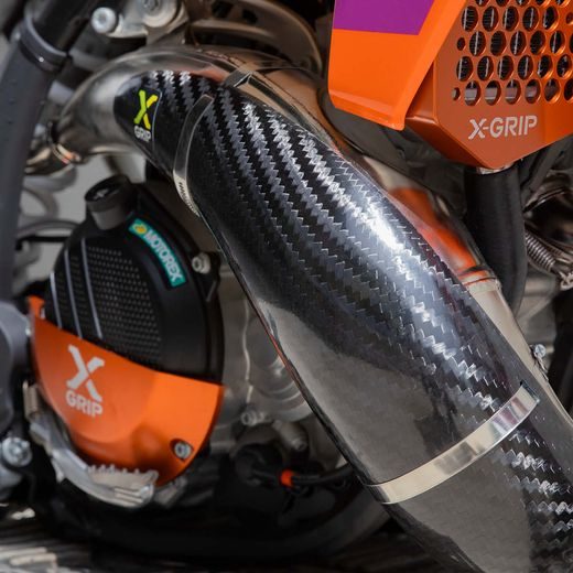 X-GRIP – KARBÓNOVÝ CHRÁNIČ VÝFUKOVÉHO ZVODU, GASGAS EC 250 (2024 - 2025) A ĎALŠIE MODELY
