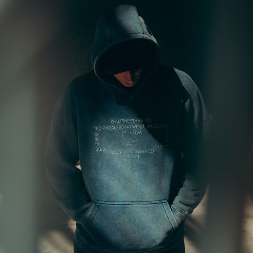 ALPINESTARS INFINITE WASHED OVERSIZED HOODIE – VOĽNOČASOVÁ MOTO MIKINA (SEPRANÁ MODRÁ)