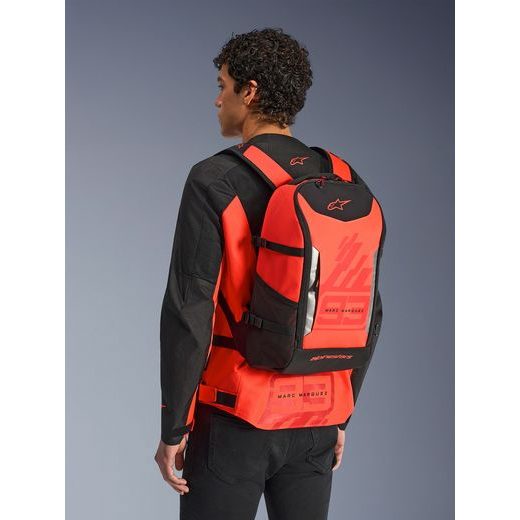 ALPINESTARS AMP-3 MM93 KOLEKCIA – BATOH NA MOTORKU (MOTOCYKLOVÝ RUKSAK) (ČERVENÁ FLUO/ČERVENÁ/ČIERNA, OBJEM 17 L) 2026