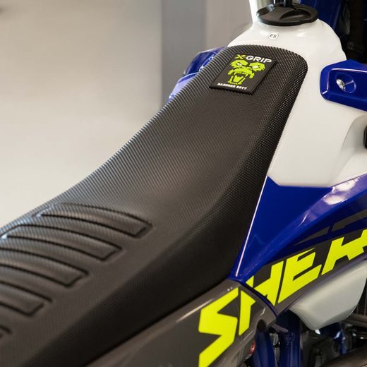 POŤAH SEDLA X-GRIP BABOONS BUTT – ČIERNA – SHERCO SE FACTORY 125 (2025 - 2026) A ĎALŠIE MODELY