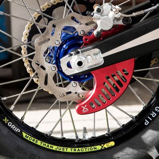 X-GRIP – CHRÁNIČ ZADNÉHO BRZDOVÉHO KOTÚČA, ČERVENÝ – BETA RR RACE 125 (2025–2026) A ĎALŠIE