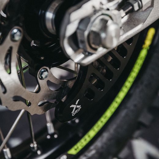 X-GRIP – CHRÁNIČ ZADNÉHO BRZDOVÉHO KOTÚČA, STRIEBORNÝ – GASGAS EC 250 (2021–2023) A ĎALŠIE