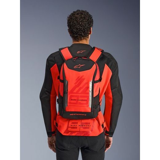 ALPINESTARS AMP-3 MM93 KOLEKCIA – BATOH NA MOTORKU (MOTOCYKLOVÝ RUKSAK) (ČERVENÁ FLUO/ČERVENÁ/ČIERNA, OBJEM 17 L) 2026