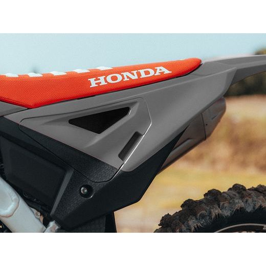 BOČNÝ ČÍSLOVÉ TABULKY (VČ. KRYTU VZDUCH. FILTRU) REVOLUTION HONDA, RTECH (EDICE QUANTUM SIVÁ-ČIERNA)
