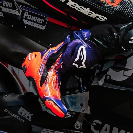 ALPINESTARS SUPERTECH R VENTED FLYTE LIMITOVANÁ EDÍCIA JORGE MARTIN – MOTOCYKLOVÉ TOPÁNKY NA CESTNÚ JAZDU (FIALOVÁ/ČERVENÁ/ČIERNA) 2026