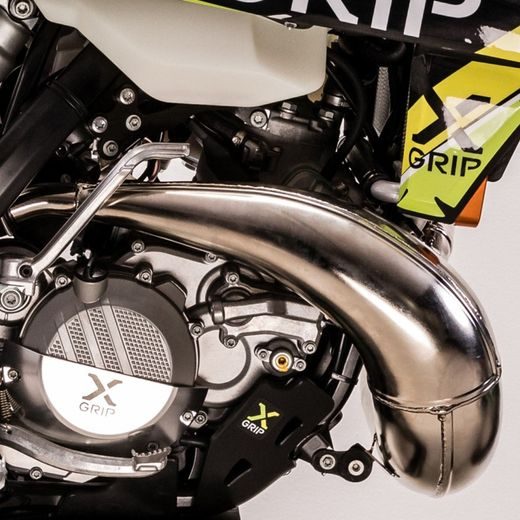 VÝFUKOVÝ ZVOD X-GRIP – STRIEBORNÁ – GASGAS EC 250 (2021 - 2023) A ĎALŠIE MODELY