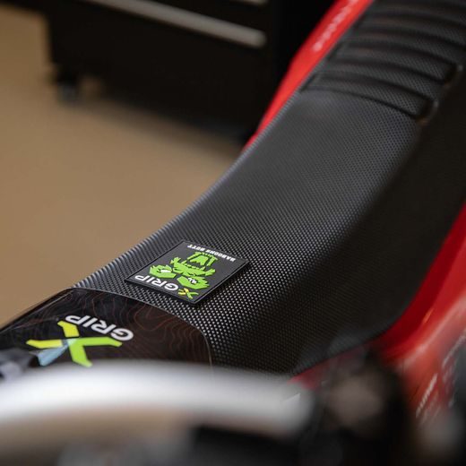 POŤAH SEDLA X-GRIP BABOONS BUTT – ČIERNA – GASGAS EC 125 (2025) A ĎALŠIE MODELY