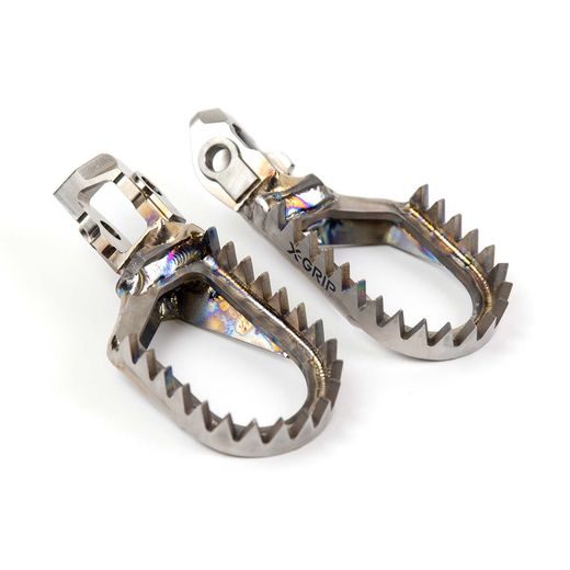 TITÁNOVÉ STÚPAČKY TITAN PIRANHAS V3 X-GRIP – 5 MM NIŽŠIE / 5 MM DOZADU – GASGAS EC 125 (2025) A ĎALŠIE MODELY
