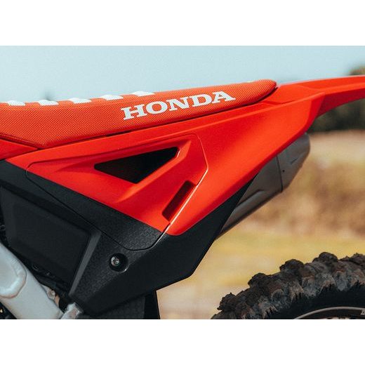 BOČNÝ ČÍSLOVÉ TABULKY (VČ. KRYTU VZDUCH. FILTRU) REVOLUTION HONDA, RTECH (ČERVENÁ)