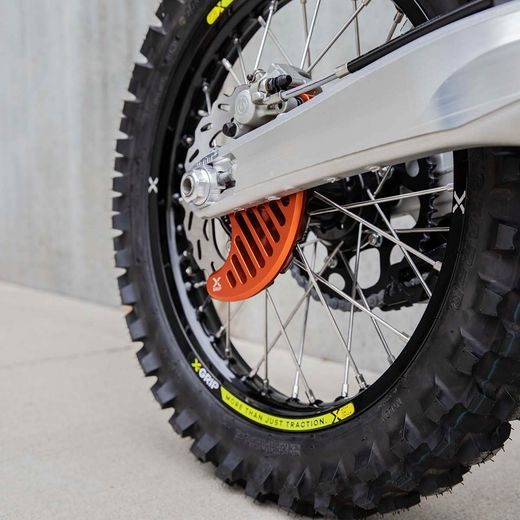 X-GRIP – CHRÁNIČ ZADNÉHO BRZDOVÉHO KOTÚČA, ORANŽOVÝ – GASGAS EC 125 (2025) A ĎALŠIE