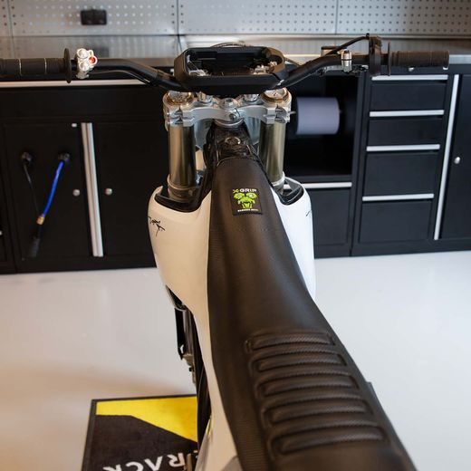 POŤAH SEDLA X-GRIP BABOONS BUTT – ČIERNA – STARK VARG (2023 - 2025) A ĎALŠIE MODELY