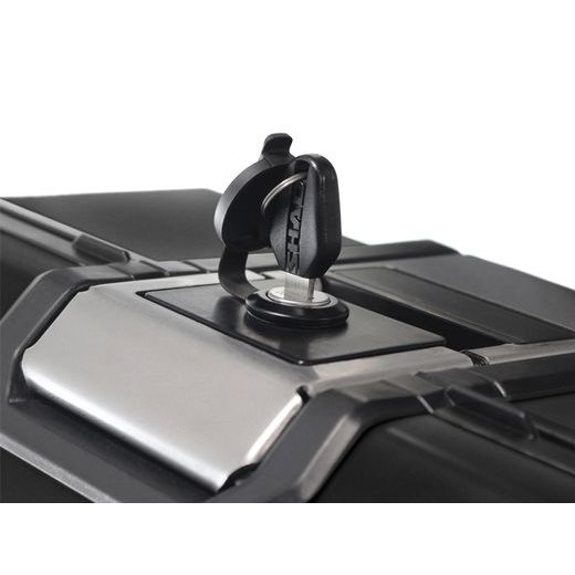 KOMPLETNÁ SADA ČIERNYCH HLINÍKOVÝCH KUFROV SHAD TERRA BLACK, 48 LITROV VRCHNÝ KUFOR, 36/47 LITROV BOČNÉ KUFRE, VRÁTANE MONTÁŽNEJ SADY A PLATNI SHAD BMW F 650 GS/ F 700 GS/ F 800 GS