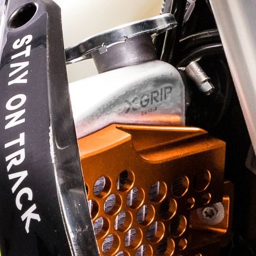 PRAVÝ CHLADIČ X-GRIP – STRIEBORNÁ – HUSQVARNA FC 250 (2016 - 2018) A ĎALŠIE MODELY