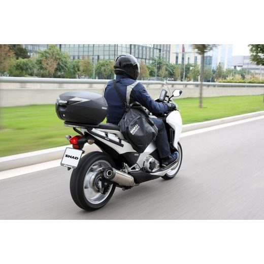 VRCHNÝ KUFOR NA MOTORKU SHAD SH39 KARBÓN