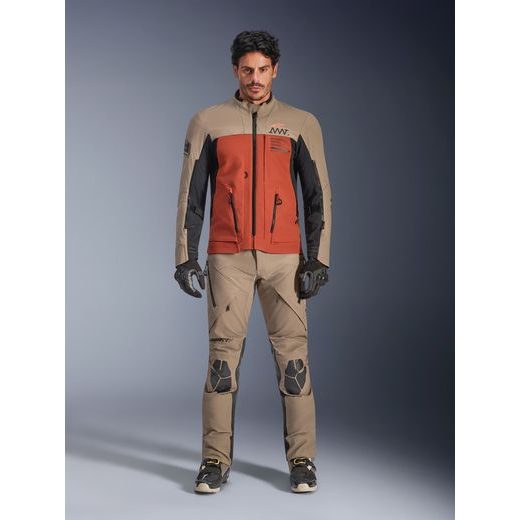 ALPINESTARS AMT-8 STRETCH DRYSTAR XF – MOTOCYKLOVÁ BUNDA NA CESTNÚ JAZDU (HNEDÁ/ORANŽOVÁ/ČIERNA) 2026