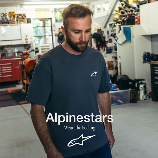 ALPINESTARS MANDATE OVERSIZED CSF – VOĽNOČASOVÉ MOTO TRIČKO (TMAVO SIVÁ)
