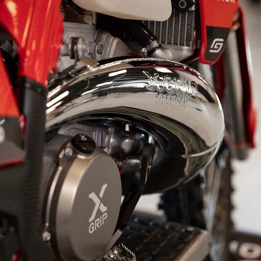 VÝFUKOVÝ ZVOD X-GRIP FACTORY SHINY – STRIEBORNÁ – GASGAS EC 250 (2024 - 2025) A ĎALŠIE MODELY